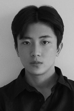 Kim Shin-bi interpreta Kang Nam-su