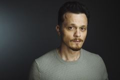 Skylar T. Adams interpreta CIA Agent at DC Airport