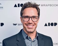 Jeffrey Umberger interpreta Christmas Caroler