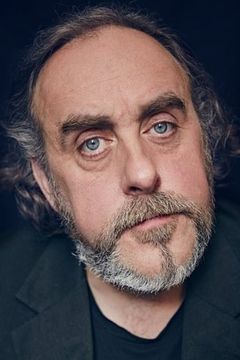 Angus Barnett interpreta Suddaby's Junior Manager
