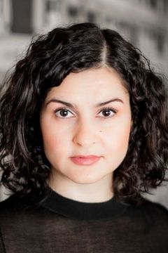Nagmeh Alaei interpreta Andrina