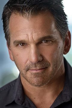 John Hardy interpreta Lochlan Jones