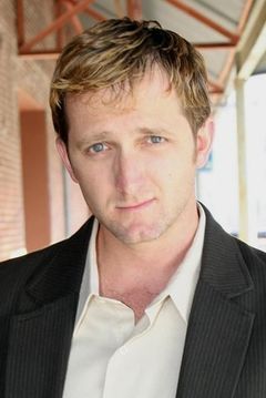 Scott Charles interpreta Timmy Pewker Jr.
