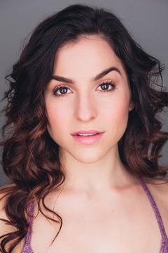 Gina Ward interpreta Addie