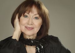 Nancy McDoniel interpreta Lorraine G. Bay