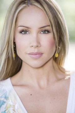 Candice Hillebrand interpreta Nina Williams