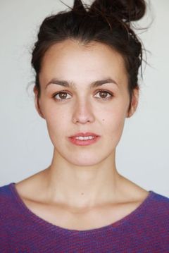 Lucie Heinze interpreta Anneliese Deckert