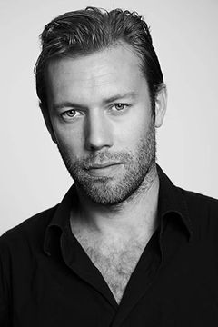 Jakob Cedergren interpreta Asger Holm