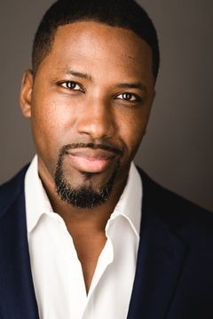 Rashad Edwards interpreta Police Officer