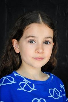 Isla McRae interpreta Phillips (uncredited)