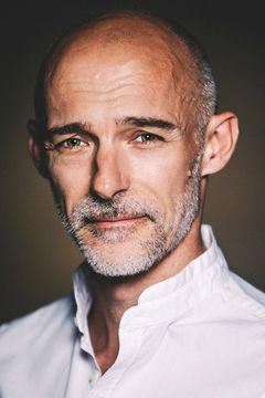 James Burke interpreta Residence Manager