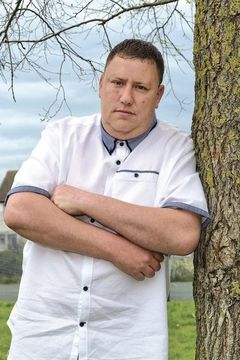 Paul Tall-Order Ritchie interpreta Saxon (uncredited)