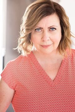 Colleen Baum interpreta Waitress #2