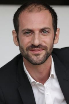 Yann Sorton interpreta Stewart grec
