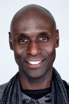 Lance Reddick interpreta Phillip Broyles