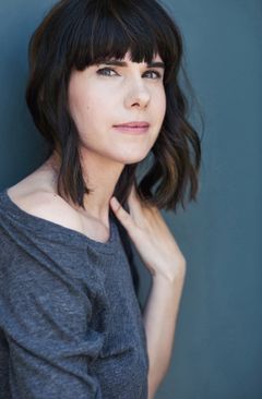 Annie Quinn interpreta Meg