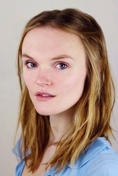 Hebe Beardsall interpreta Lucy
