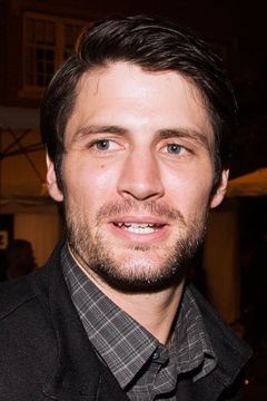 James Lafferty interpreta Michael Dumont