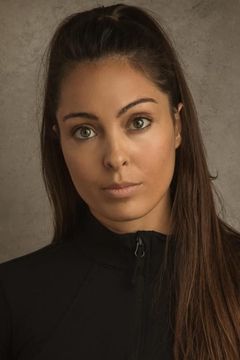 Sarah Naudi interpreta Segretaria Baldini