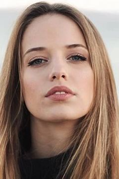 Emma Jouannet interpreta Young walker Deauville (uncredited)