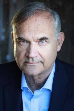 Gregory Cox interpreta Dr. Leigh