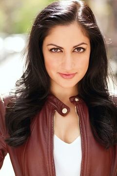 Anita Sabherwal interpreta Receptionist