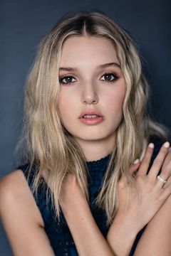 Kaitlyn Bernard interpreta Taylor