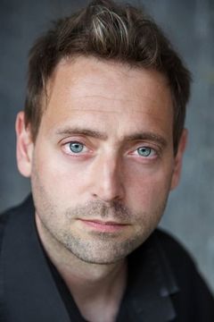 Ben Homewood interpreta Assistant director