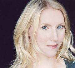 Lindsay Lucas-Bartlett interpreta Hollywood Starlet (uncredited)