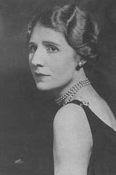 Violet Kemble Cooper interpreta Woman (uncredited)