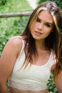Christia Visser interpreta Caroline Munro