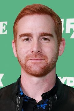 Andrew Santino interpreta Scott Holmes