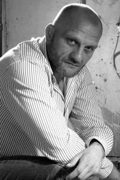 Sergey Shadrin interpreta Knife Thrower
