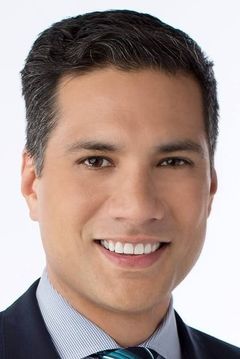 Reggie Aqui interpreta San Francisco News Anchor