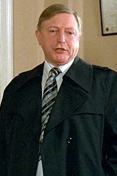 Don McKillop interpreta Inspector Villiers