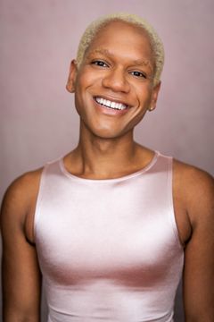 Ashton Muniz interpreta Wild Club Waitress
