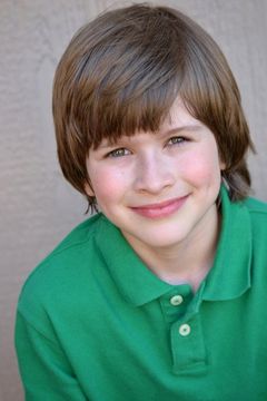 Connor Hill interpreta Michael