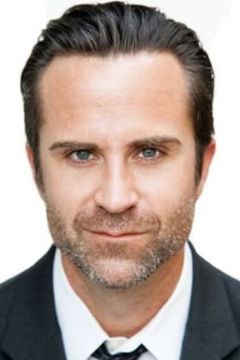 Eamon Sheehan interpreta Norte's Office Bad Guy #1