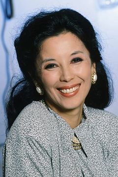 France Nuyen interpreta Alma