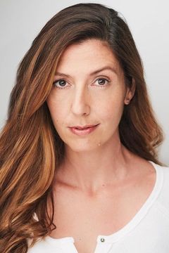 Eva Minemar interpreta Girl in Hall