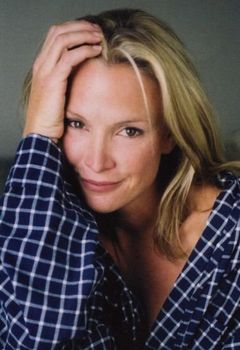 Laura Rogers interpreta Reporter