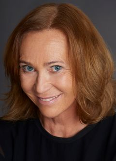 Alexandra Hilverth interpreta Madame at Bordello