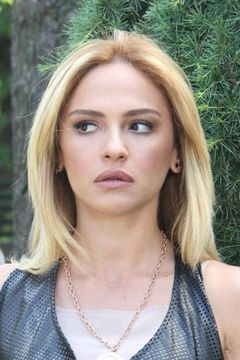 Sinem Öztürk interpreta Gazeteci Özge