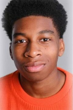 Amari Bacchus interpreta Adam Bascombe