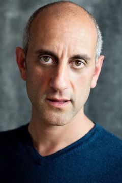 Richard Katz interpreta De Brooke
