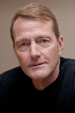 Lee Child interpreta Desk Sergeant