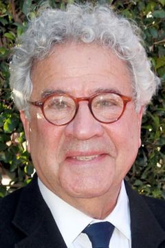 Michael Tucci interpreta Norman Briggs