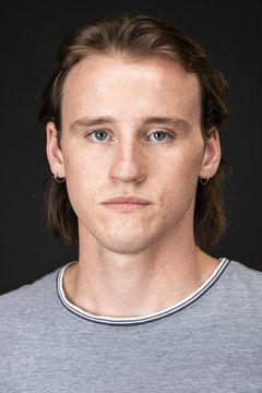 Conor Merrigan-Turner interpreta Logan Delaney