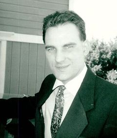 Victor M. Slone interpreta Cheapo Depo Rental Car Agent (uncredited)