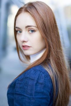 Brenna Llewellyn interpreta Val